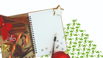 Блокнот, перьевая ручка, новогоднии шарики, конфети, подарки.